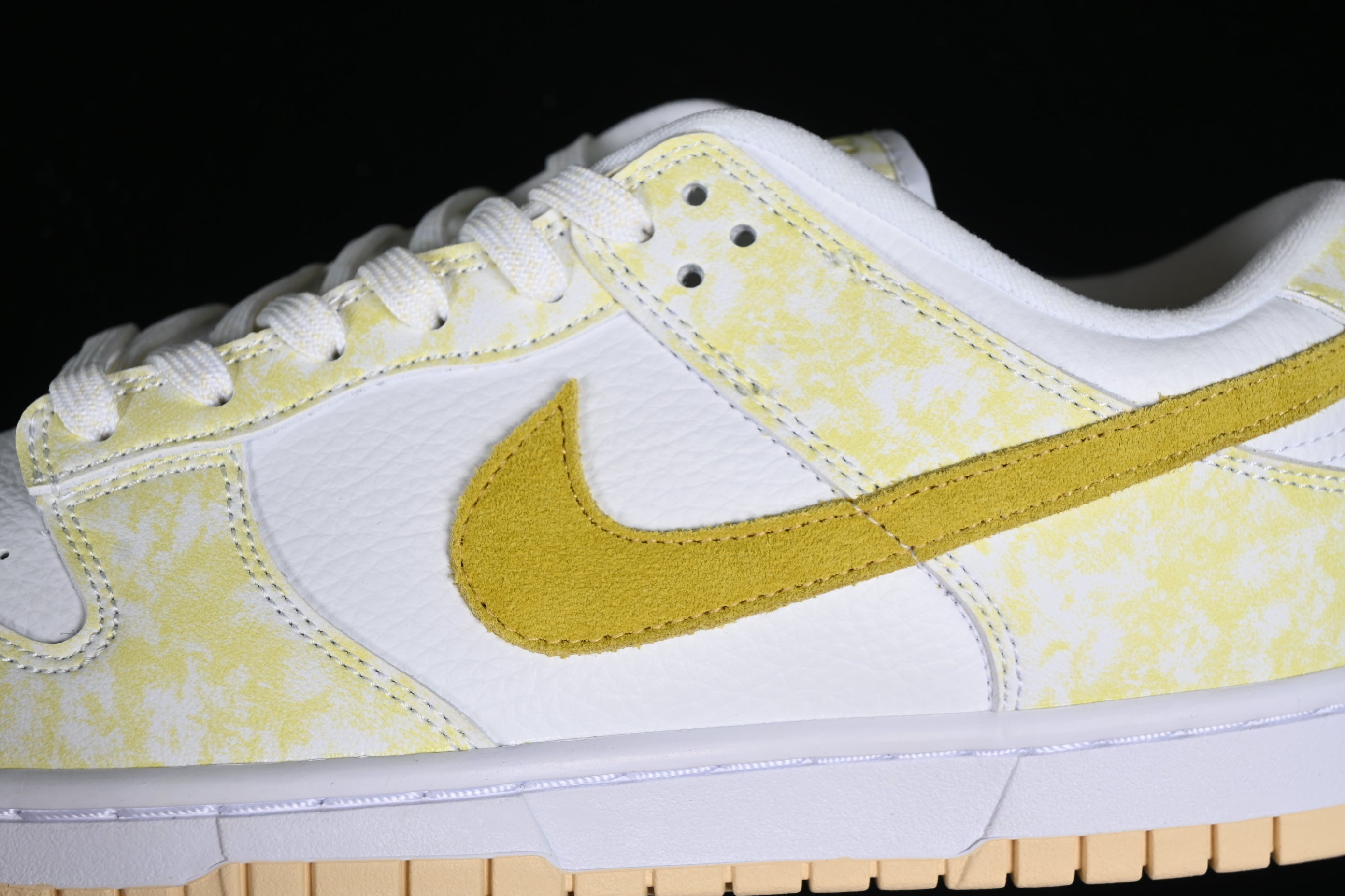 Nike Dunk Low OG "Yellow Strike" W