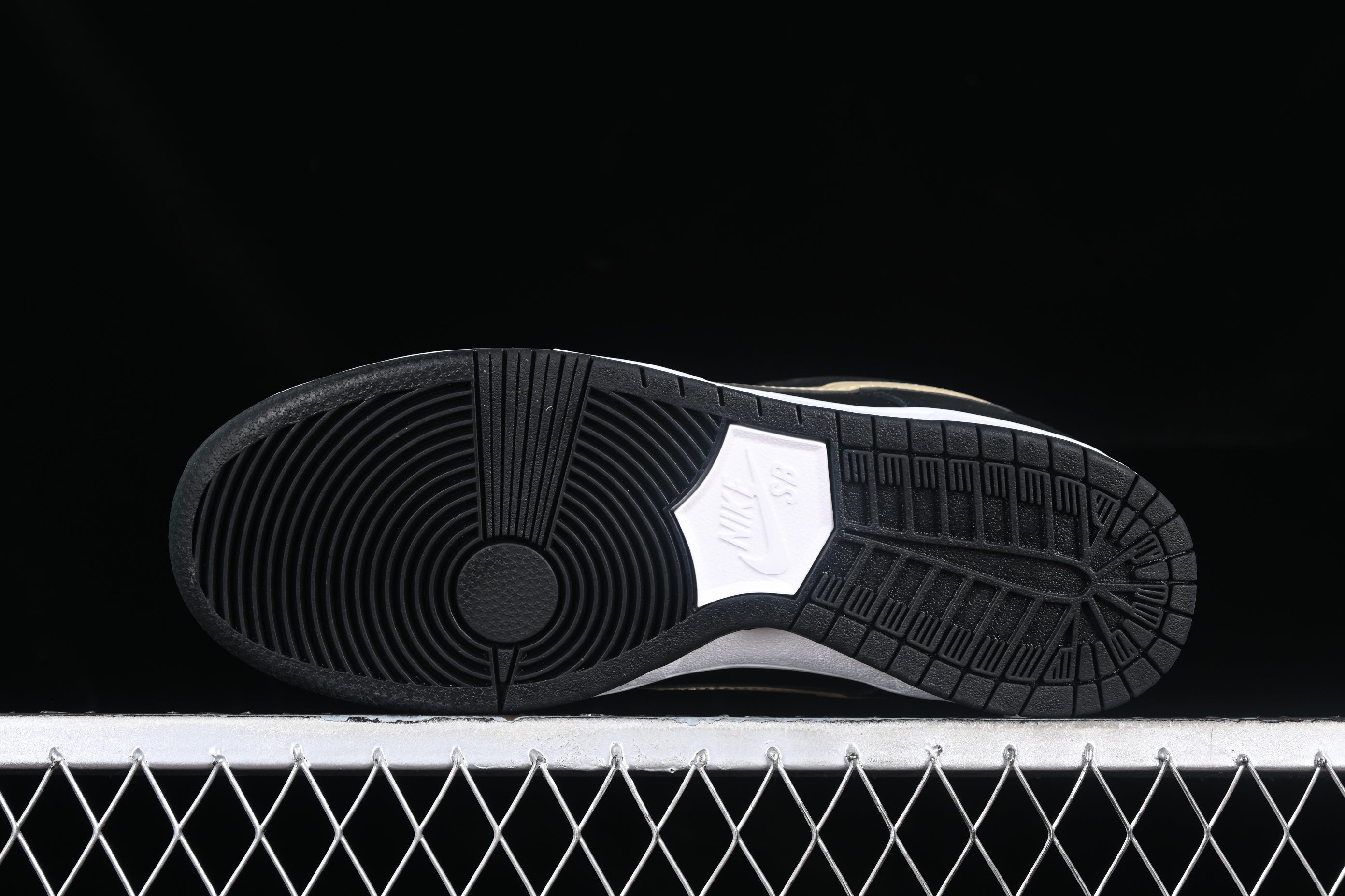 Nike SB Dunk Low Pro "Black Gold"